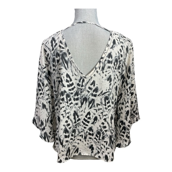 Jessica Simpson black and white feather print flowy short sleeve top size S - Picture 3 of 10